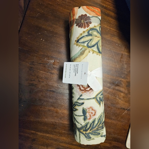 Eleanor table throw - Picture 4 of 4